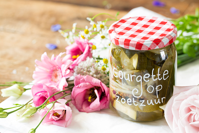 Inmaken: courgette en ui